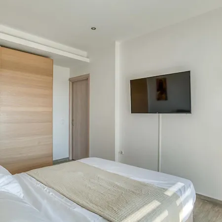 Paradisia Private Swimming Pool And Jacuzzi *